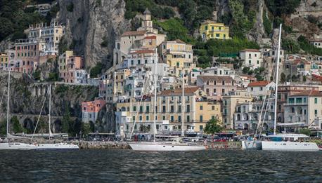 Von unserem Ankerplatz aus präsentiert sich die Stadt äußerst reizvoll – fast wie ein gemaltes Postkartenmotiv. Doch sobald man die Stadt selbst betritt, offenbart sich ihre hektische Seite, die vor allem von italienischen Touristen gut besucht ist. Wir genießen daher lieber den entspannten Blick aus der Distanz unseres Ankerplatzes und lassen die lebhafte Atmosphäre aus der Ferne auf uns wirken.